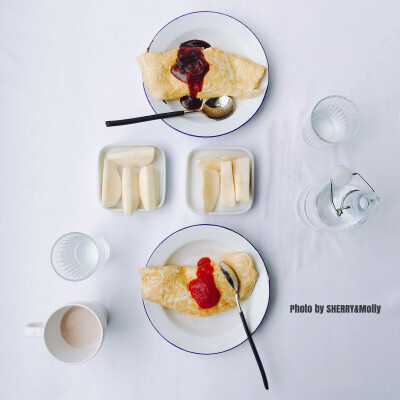 早～冷飕飕的下雨天吃个蛋包饭 再配一只香蕉苹果 Molly还有前几天老客人送的藏甜茶喝～