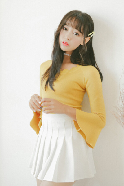 喇叭袖针织衫，带点宫廷风的味道，配高腰短裙，显腿长哦。