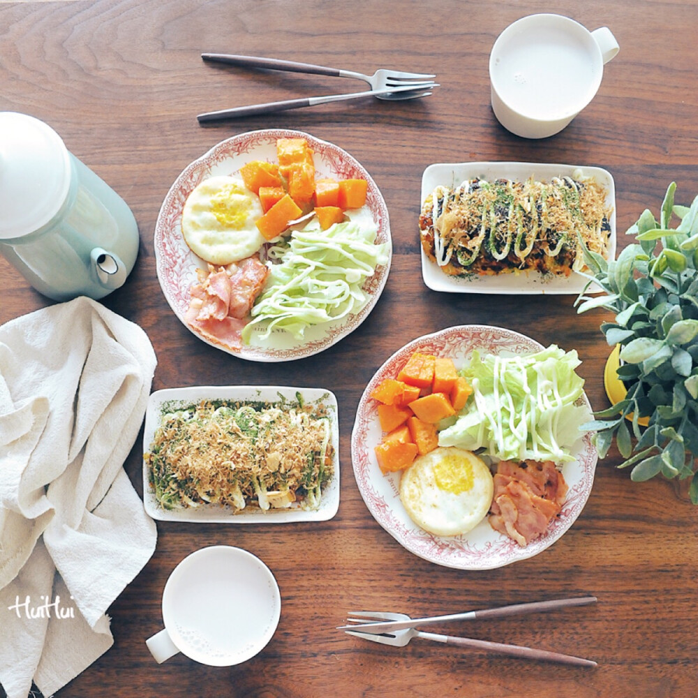 早安，今日早餐：日式蔬菜煎饼+煎蛋+煎培根+木瓜+蔬菜沙拉+花生浆。
蔬菜煎饼真的好好吃，不同于大阪烧，这款煎饼较薄，煎的双面金黄会更香，做法今天写出来啦，公众号回复119查看食谱。
今天的早餐用一口七孔早餐锅就能全部搞定哒~真的超级方便，收到锅子的宝宝们一定要用起来呀~！
公众号：kitchenwu