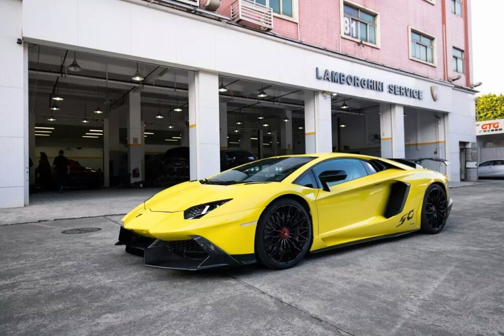 Lamborghini Aventador*SV‘黄耀’【】艺术，设计，写真，特写，旅行，摄影◢超跑，贵族，现代，时尚◢跑车◢街拍，原创，生活，◢意境 ，壁纸，锁屏，酷炫，流行，青年，欧美，◢侵删↣ ...♛by.艾莉薇儿*