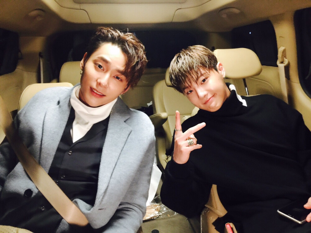 官推更新一则:#metrocity# #首尔时装周# #uniq金圣柱# #uniq曹承衍