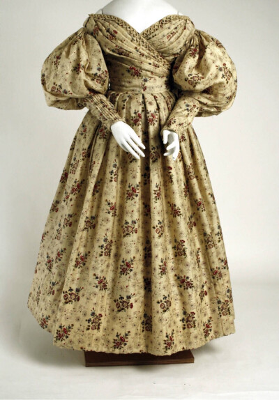 1835年的浪漫主义女装，米国（看花纹就知道吧······），不知为什么对这种大袖子特别有好感~大都会艺术博物馆~