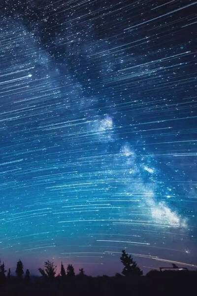 当流星雨扫过满是繁星的夜空，这是在城市难以见到的景象。