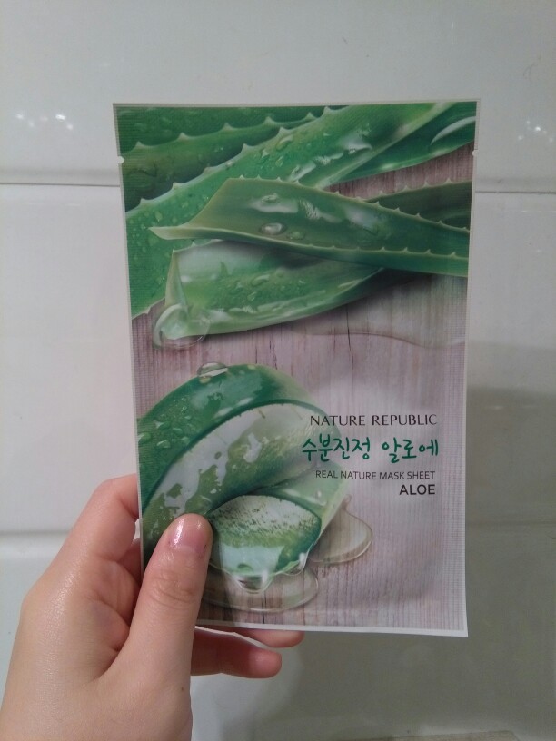 自然乐园芦荟面膜。。无功无过，都还一般，应该会有舒缓作用，补水效果一般，挺清爽的，精华液一般吧，因为便宜所以就不计较很多啦！我喜欢夏天两天一贴，但是自己总想不起来，脸上有起痘痘，拖拖拉拉现在才用完，考虑回购