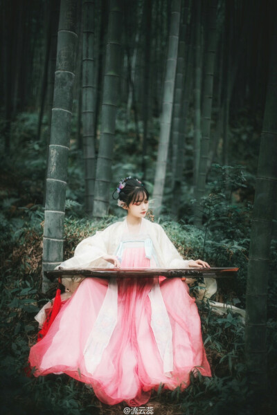 我于林兮，飘于竹矣。
我于风兮，舞于影矣。
我于晨兮，幻化人矣。
我于暮兮，归于夜矣。
摄影后期@流云蕊
出镜小仙女:@白鹿渔
