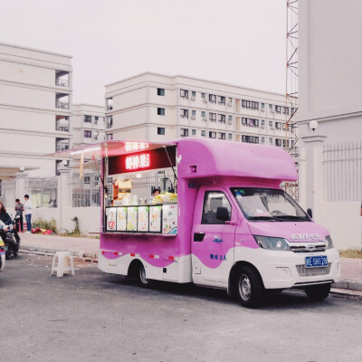 校门口 卖饮品的粉色小车