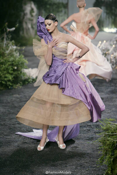 #秀场回顾#Christian Dior Couture F/W 2005：回归奢华的浪漫主义，越drama越美丽！
款式、材质、色彩的组合碰撞，体现了John Galliano的高雅品味和诗歌般的韵律感，整场秀宛如一幅流动的油画！