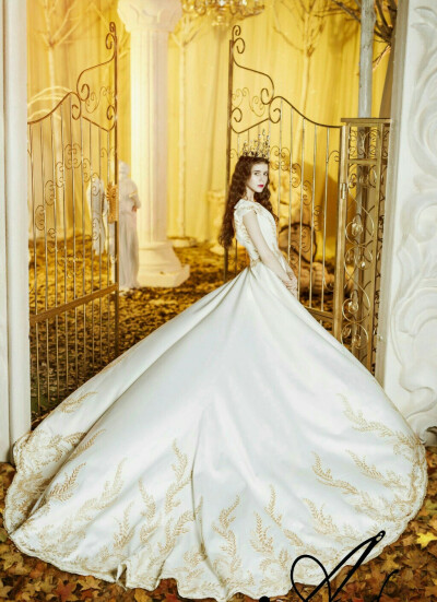 【A-deco】婚纱 The bloom系列—金色奥罗拉曙光女神奥罗拉，掌控金辉的阳光。象征光明，自由，美好。清晨，她用玫瑰色的手指，
打开天门，放出阳光，让金色笼罩大地，滋养万物。
