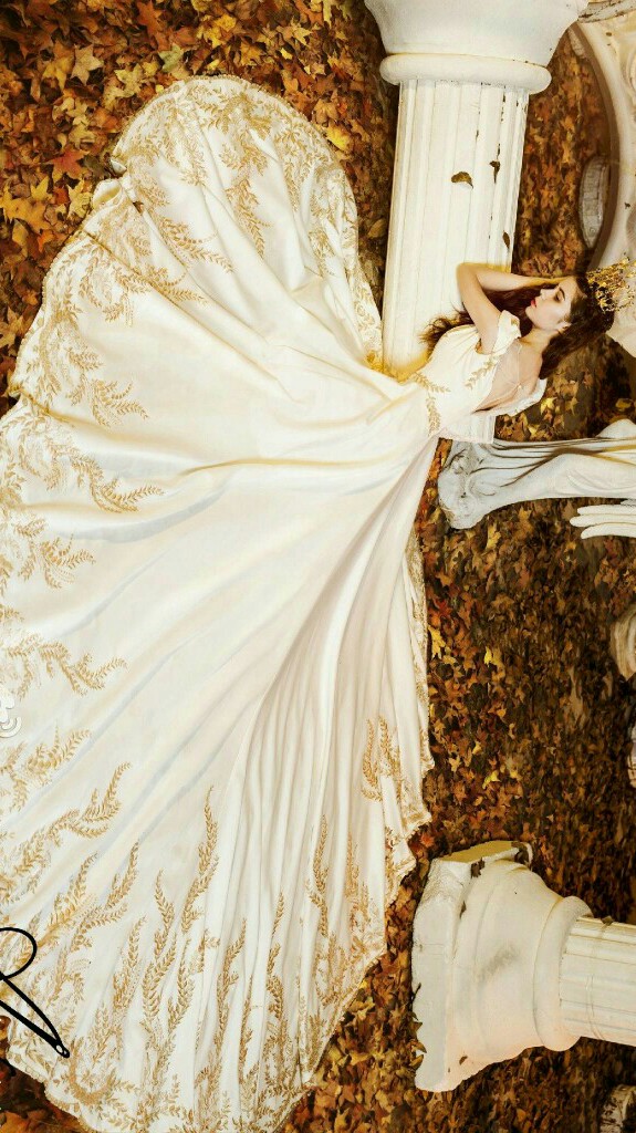 【A-deco】婚纱 The bloom系列—金色奥罗拉曙光女神奥罗拉，掌控金辉的阳光。象征光明，自由，美好。清晨，她用玫瑰色的手指，
打开天门，放出阳光，让金色笼罩大地，滋养万物。