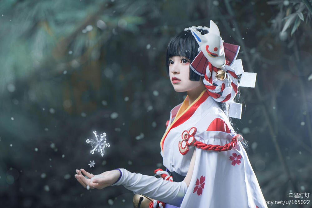 【cos】阴阳师 雪女 雪女cn: 溢灯灯
摄影：阿喵_帅不过三秒 化妆：溢灯灯 后期：阿喵_帅不过三秒 协力：喜君