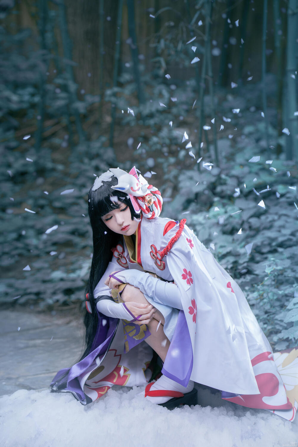 【cos】阴阳师 雪女 雪女cn: 溢灯灯
摄影：阿喵_帅不过三秒 化妆：溢灯灯 后期：阿喵_帅不过三秒 协力：喜君