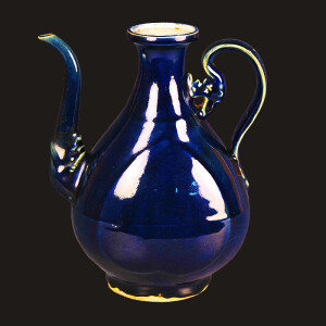 明•景德镇窑祭蓝釉瓷执壶  南京市雨花台区五贵镇明墓出土；藏于南京市博物馆