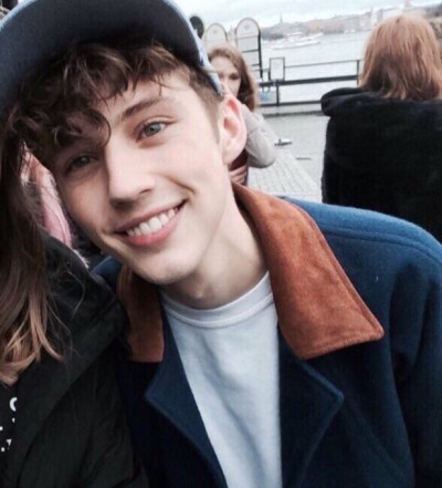 #Troye Sivan 戳爷
好希望能遇见一个像他一样的男孩。