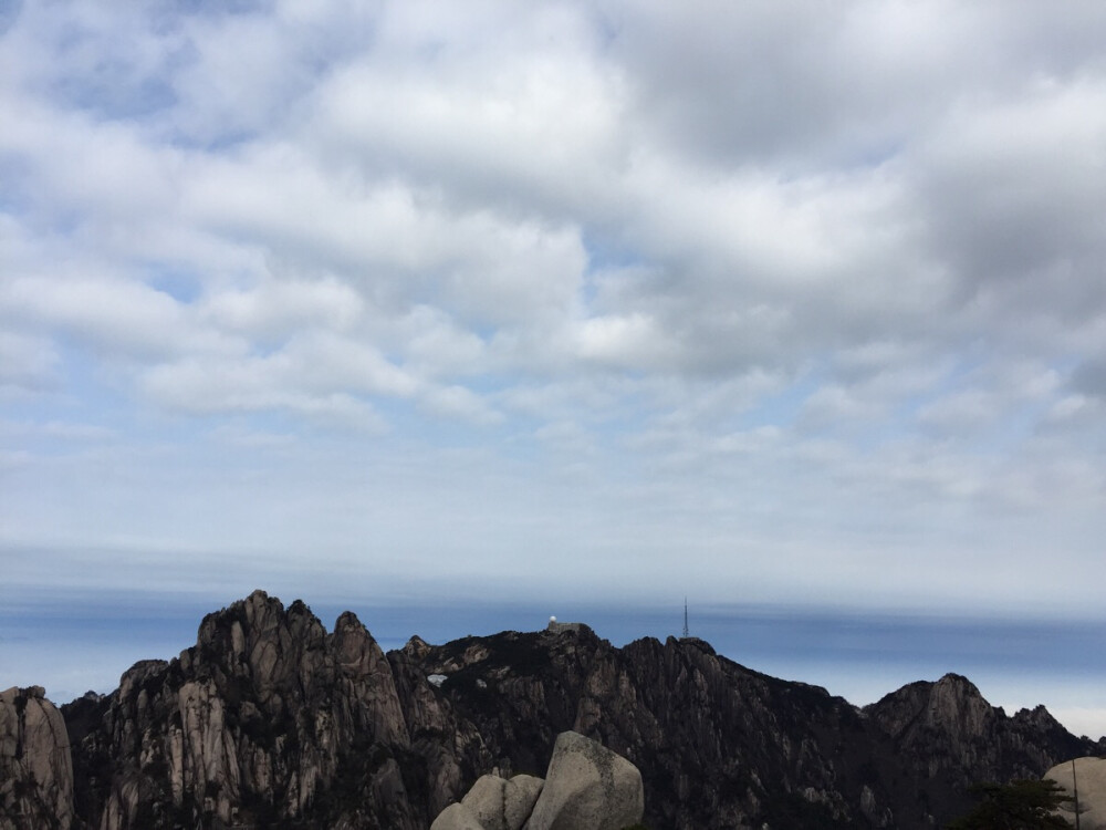 这是黄山，也是12个小时硬座也是一个人。看到了云海日落日出。记得一个人在山顶晃悠到很晚还没走到住的地方，手机也快没电了，心里很慌，但是好像不怕呢。后来一路上有去同一个宾馆的就一起走了。第二天一个爬了什么峰特别高特别陡，遇到了一个好漂亮的姐姐，一起下山，只是我们没有留联系方式。