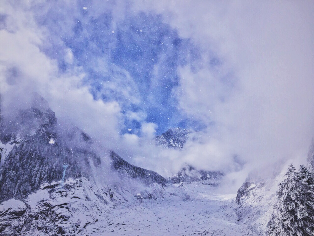 和闺蜜去了海螺沟泡温泉，然后一个人去爬了牛背山。一个人走路上山一个人走路下山，当时没觉得孤独，现在想起来觉得当时自己肯定很孤单吧。下着大雪一个人一个包一个相机东走一下西走一下，还找各种小路。