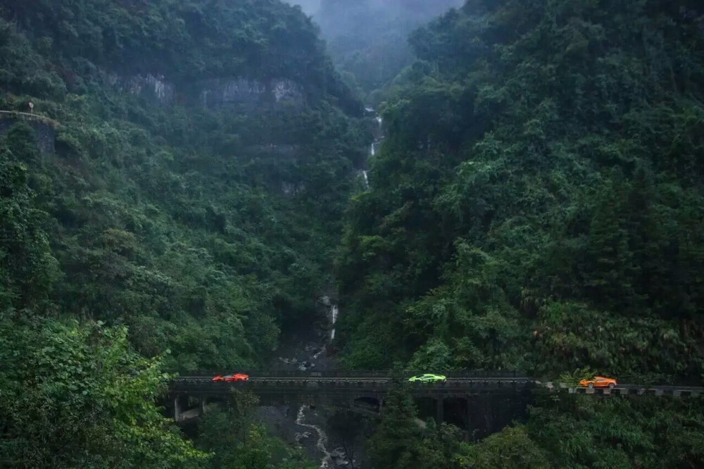 ≥Lamborghini ≤兰博基尼云镜之旅启程，引擎轰鸣响彻山谷- 兰博基尼 China Giro 2016 以“云镜”为主题，将中国山水意境与意式机械工艺完美融合。车队于昨天登临湖南张家界，为期三天的旅程中，将探访武陵之魂，漫步山水之境。by艾莉薇儿*