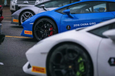 ≥Lamborghini ≤兰博基尼云镜之旅启程，引擎轰鸣响彻山谷- 兰博基尼 China Giro 2016 以“云镜”为主题，将中国山水意境与意式机械工艺完美融合。车队于昨天登临湖南张家界，为期三天的旅程中，将探访武陵之魂，漫…