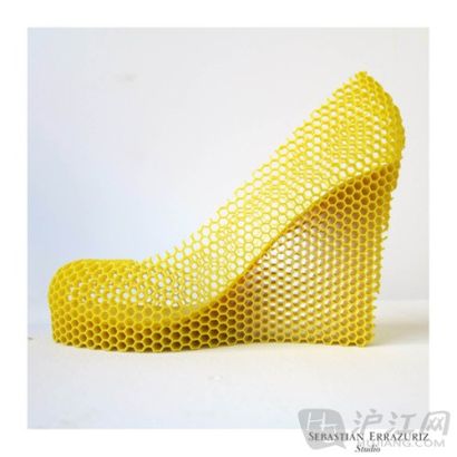 Honey" Natasha “甜心”娜塔莎 The artist starts with shoe number, a yellow wedge made out of mesh to resemble honeycomb for 'Honey' Natasha -- who was so nice he broke up with her. 艺术家首先设计了一号鞋。这只黄色的坡跟鞋由无数线圈组成，形如蜂巢，是为“甜心”娜塔莎而作——他与娜塔莎分手是因为她太过…