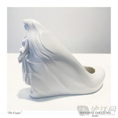 . "the virgin" Anna “处子”安娜 Shoe number seven, for 'The Virgin' Anna is a white wedge with the Virgin Mary as the shoe's heels. 七号鞋子名叫“处子”安娜，这只白色的坡跟鞋的鞋跟是圣母玛利亚的塑像。