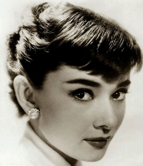 奥黛丽·赫本（Audrey Hepburn），1929年5月4日出生于比利时布鲁塞尔，英国电影和舞台剧女演员。代表作《罗马假日》《龙凤配》《蒂凡尼的早餐》《甜姐儿》《窈窕淑女》
