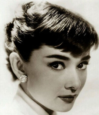 奥黛丽·赫本（Audrey Hepburn），1929年5月4日出生于比利时布鲁塞尔，英国电影和舞台剧女演员。代表作《罗马假日》《龙凤配》《蒂凡尼的早餐》《甜姐儿》《窈窕淑女》