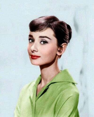 奥黛丽·赫本（Audrey Hepburn），1929年5月4日出生于比利时布鲁塞尔，英国电影和舞台剧女演员。代表作《罗马假日》《龙凤配》《蒂凡尼的早餐》《甜姐儿》《窈窕淑女》