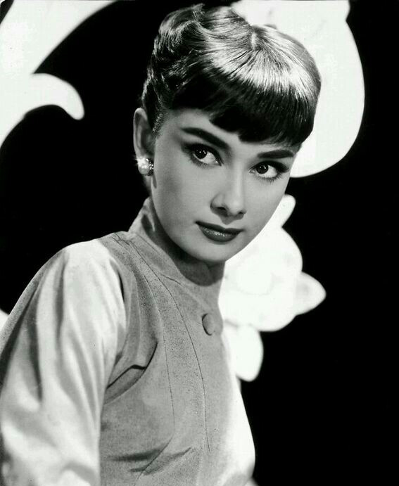 奥黛丽·赫本（Audrey Hepburn），1929年5月4日出生于比利时布鲁塞尔，英国电影和舞台剧女演员。代表作《罗马假日》《龙凤配》《蒂凡尼的早餐》《甜姐儿》《窈窕淑女》