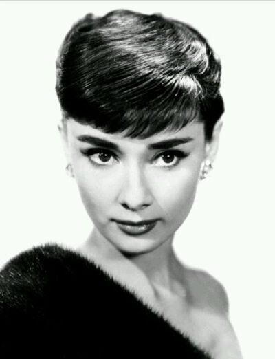 奥黛丽·赫本（Audrey Hepburn），1929年5月4日出生于比利时布鲁塞尔，英国电影和舞台剧女演员。代表作《罗马假日》《龙凤配》《蒂凡尼的早餐》《甜姐儿》《窈窕淑女》