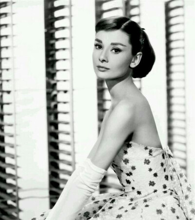 奥黛丽·赫本（Audrey Hepburn），1929年5月4日出生于比利时布鲁塞尔，英国电影和舞台剧女演员。代表作《罗马假日》《龙凤配》《蒂凡尼的早餐》《甜姐儿》《窈窕淑女》
