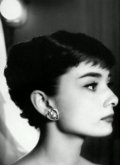 奥黛丽·赫本（Audrey Hepburn），1929年5月4日出生于比利时布鲁塞尔，英国电影和舞台剧女演员。代表作《罗马假日》《龙凤配》《蒂凡尼的早餐》《甜姐儿》《窈窕淑女》