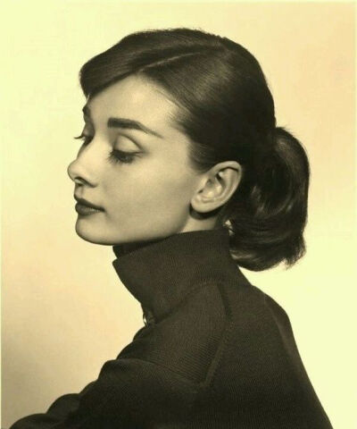 奥黛丽·赫本（Audrey Hepburn），1929年5月4日出生于比利时布鲁塞尔，英国电影和舞台剧女演员。代表作《罗马假日》《龙凤配》《蒂凡尼的早餐》《甜姐儿》《窈窕淑女》