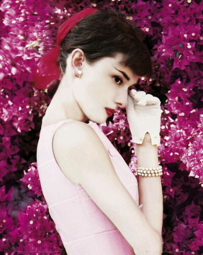 奥黛丽·赫本（Audrey Hepburn），1929年5月4日出生于比利时布鲁塞尔，英国电影和舞台剧女演员。代表作《罗马假日》《龙凤配》《蒂凡尼的早餐》《甜姐儿》《窈窕淑女》