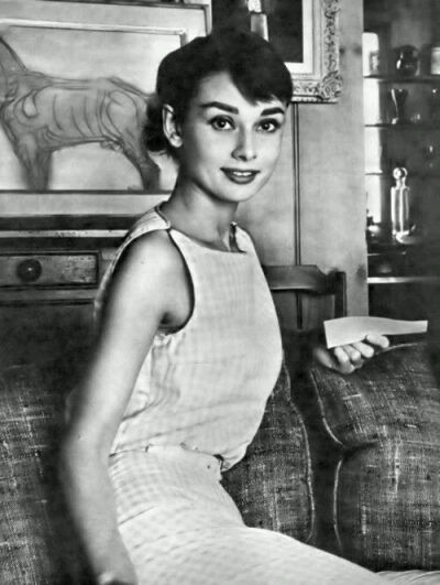 奥黛丽·赫本（Audrey Hepburn），1929年5月4日出生于比利时布鲁塞尔，英国电影和舞台剧女演员。代表作《罗马假日》《龙凤配》《蒂凡尼的早餐》《甜姐儿》《窈窕淑女》