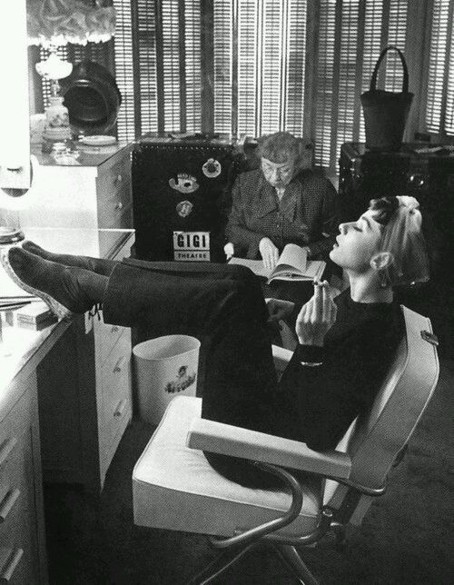 奥黛丽·赫本（Audrey Hepburn），1929年5月4日出生于比利时布鲁塞尔，英国电影和舞台剧女演员。代表作《罗马假日》《龙凤配》《蒂凡尼的早餐》《甜姐儿》《窈窕淑女》