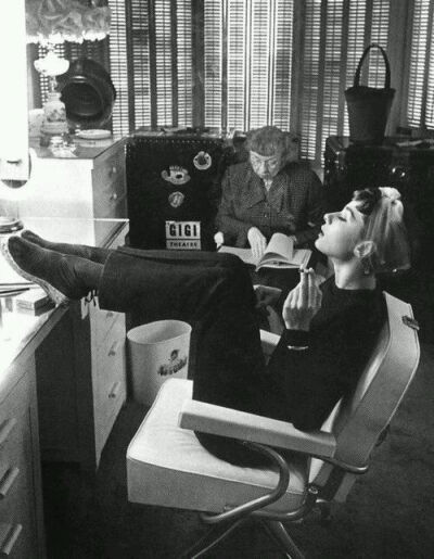 奥黛丽·赫本（Audrey Hepburn），1929年5月4日出生于比利时布鲁塞尔，英国电影和舞台剧女演员。代表作《罗马假日》《龙凤配》《蒂凡尼的早餐》《甜姐儿》《窈窕淑女》