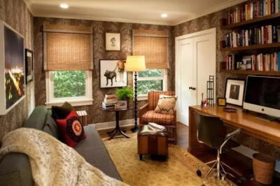 美式家居的书房简单实用，但软装颇为丰富，各种象征主人过去生活经历的陈设一应俱全。