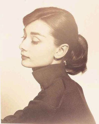 奥黛丽·赫本（Audrey Hepburn），1929年5月4日出生于比利时布鲁塞尔，英国电影和舞台剧女演员。代表作《罗马假日》《龙凤配》《蒂凡尼的早餐》《甜姐儿》《窈窕淑女》