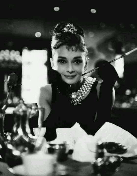 奥黛丽·赫本（Audrey Hepburn），1929年5月4日出生于比利时布鲁塞尔，英国电影和舞台剧女演员。代表作《罗马假日》《龙凤配》《蒂凡尼的早餐》《甜姐儿》《窈窕淑女》