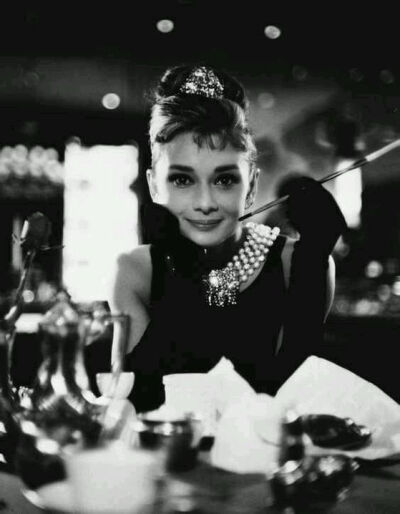 奥黛丽·赫本（Audrey Hepburn），1929年5月4日出生于比利时布鲁塞尔，英国电影和舞台剧女演员。代表作《罗马假日》《龙凤配》《蒂凡尼的早餐》《甜姐儿》《窈窕淑女》