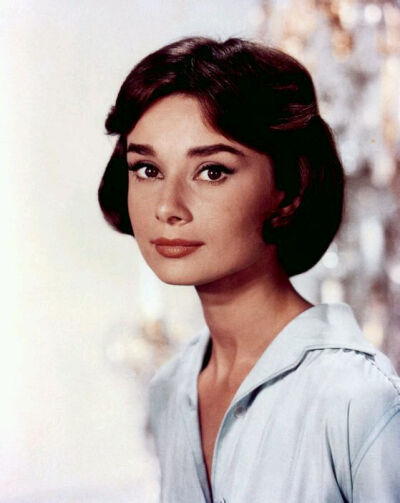 奥黛丽·赫本（Audrey Hepburn），1929年5月4日出生于比利时布鲁塞尔，英国电影和舞台剧女演员。代表作《罗马假日》《龙凤配》《蒂凡尼的早餐》《甜姐儿》《窈窕淑女》