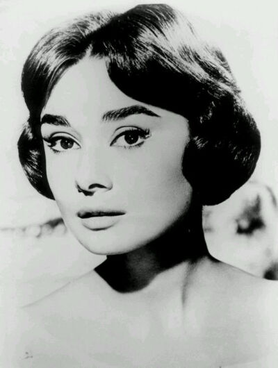 奥黛丽·赫本（Audrey Hepburn），1929年5月4日出生于比利时布鲁塞尔，英国电影和舞台剧女演员。代表作《罗马假日》《龙凤配》《蒂凡尼的早餐》《甜姐儿》《窈窕淑女》