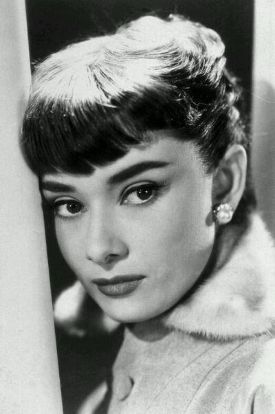 奥黛丽·赫本（Audrey Hepburn），1929年5月4日出生于比利时布鲁塞尔，英国电影和舞台剧女演员。代表作《罗马假日》《龙凤配》《蒂凡尼的早餐》《甜姐儿》《窈窕淑女》
