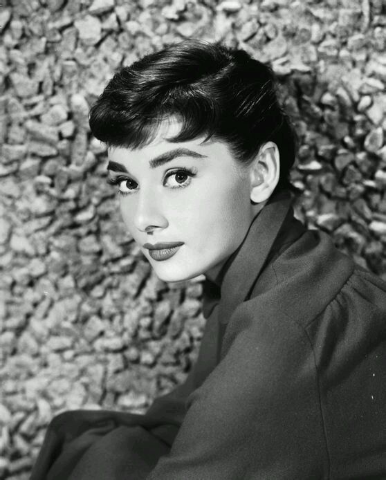 奥黛丽·赫本（Audrey Hepburn），1929年5月4日出生于比利时布鲁塞尔，英国电影和舞台剧女演员。代表作《罗马假日》《龙凤配》《蒂凡尼的早餐》《甜姐儿》《窈窕淑女》