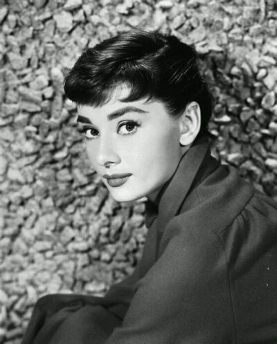 奥黛丽·赫本（Audrey Hepburn），1929年5月4日出生于比利时布鲁塞尔，英国电影和舞台剧女演员。代表作《罗马假日》《龙凤配》《蒂凡尼的早餐》《甜姐儿》《窈窕淑女》