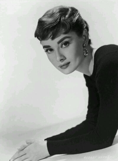 奥黛丽·赫本（Audrey Hepburn），1929年5月4日出生于比利时布鲁塞尔，英国电影和舞台剧女演员。代表作《罗马假日》《龙凤配》《蒂凡尼的早餐》《甜姐儿》《窈窕淑女》