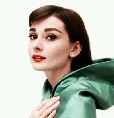 奥黛丽·赫本（Audrey Hepburn），1929年5月4日出生于比利时布鲁塞尔，英国电影和舞台剧女演员。代表作《罗马假日》《龙凤配》《蒂凡尼的早餐》《甜姐儿》《窈窕淑女》