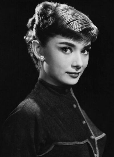 奥黛丽·赫本（Audrey Hepburn），1929年5月4日出生于比利时布鲁塞尔，英国电影和舞台剧女演员。代表作《罗马假日》《龙凤配》《蒂凡尼的早餐》《甜姐儿》《窈窕淑女》