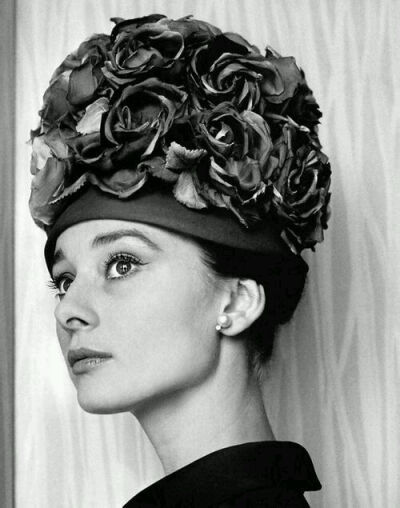 奥黛丽·赫本（Audrey Hepburn），1929年5月4日出生于比利时布鲁塞尔，英国电影和舞台剧女演员。代表作《罗马假日》《龙凤配》《蒂凡尼的早餐》《甜姐儿》《窈窕淑女》