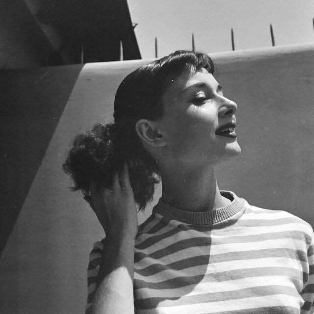 奥黛丽·赫本（Audrey Hepburn），1929年5月4日出生于比利时布鲁塞尔，英国电影和舞台剧女演员。代表作《罗马假日》《龙凤配》《蒂凡尼的早餐》《甜姐儿》《窈窕淑女》