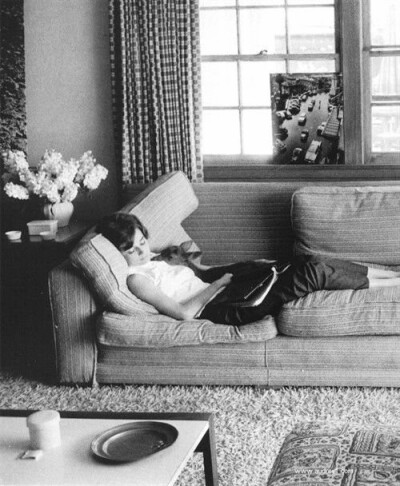 奥黛丽·赫本（Audrey Hepburn），1929年5月4日出生于比利时布鲁塞尔，英国电影和舞台剧女演员。代表作《罗马假日》《龙凤配》《蒂凡尼的早餐》《甜姐儿》《窈窕淑女》